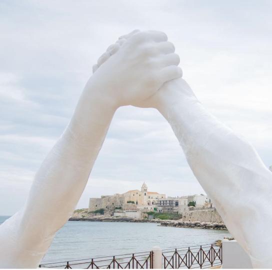 Vieste spalanca le porte all'arte di Lorenzo Quinn.